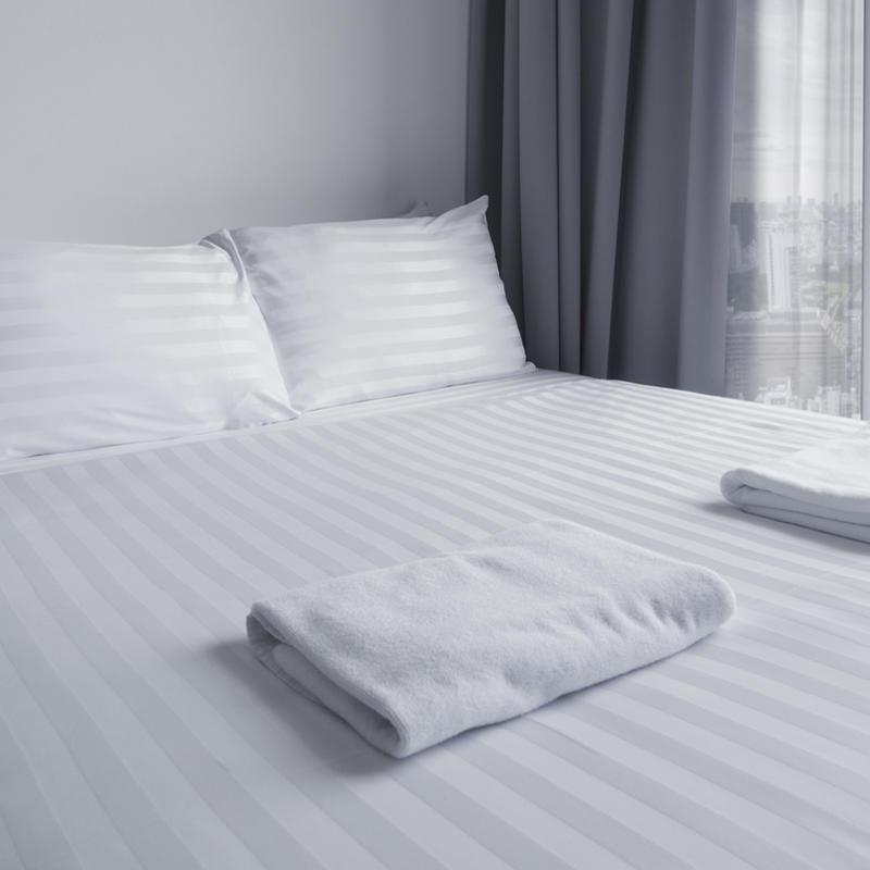 طقم أغطية سرير فندقية مخططة من القطن الخالص T250